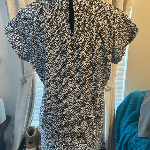 Express Women’s Black and White Patterned V-Neck Top Medium - Picture 2 of 4